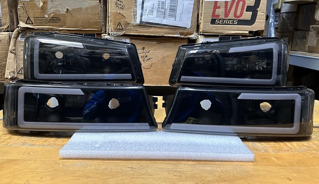03-06 Chevy Silverado 1500 & HD Model / Chevy Avalanche Smoked Lens LED Headlights