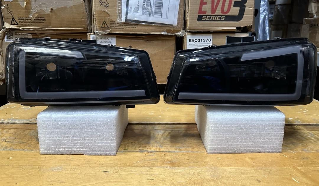 03-06 Chevy Silverado 1500 & HD Model / Chevy Avalanche Smoked Lens LED Headlights