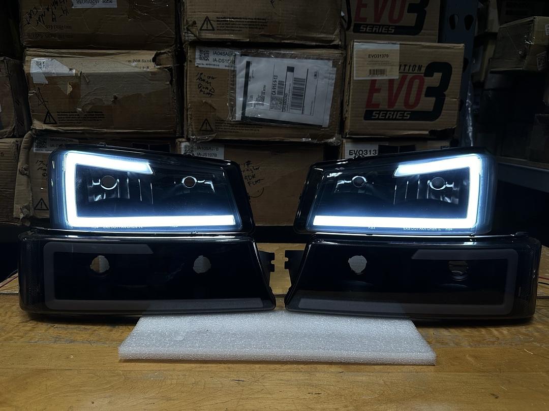 03-06 Chevy Silverado 1500 & HD Model / Chevy Avalanche Smoked Lens LED Headlights