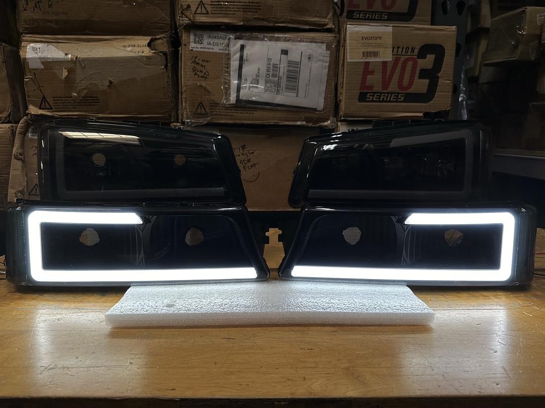 03-06 Chevy Silverado 1500 & HD Model / Chevy Avalanche Smoked Lens LED Headlights