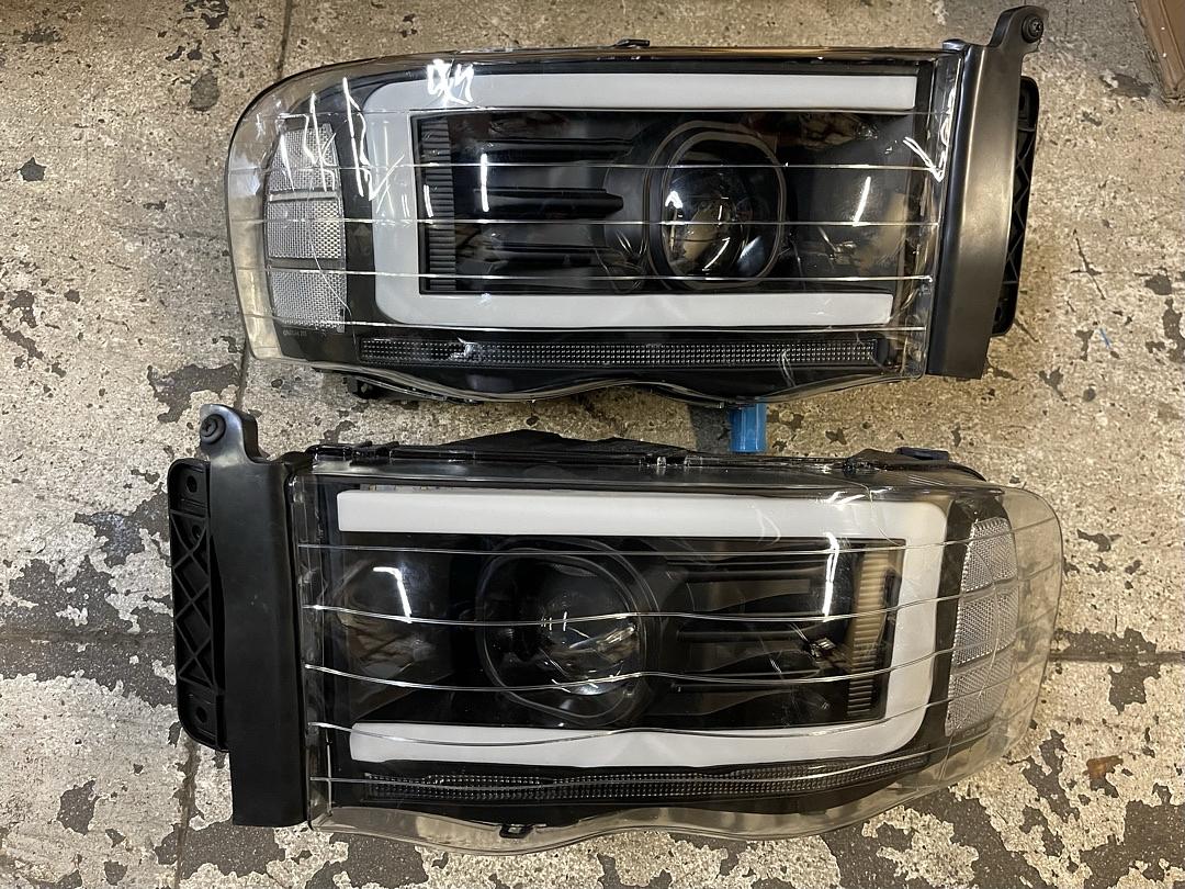 02-05 Dodge Ram LED headlights DRL Black housing / Headlights