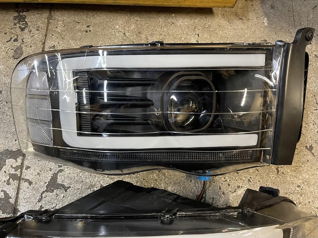 02-05 Dodge Ram LED headlights DRL Black housing / Headlights