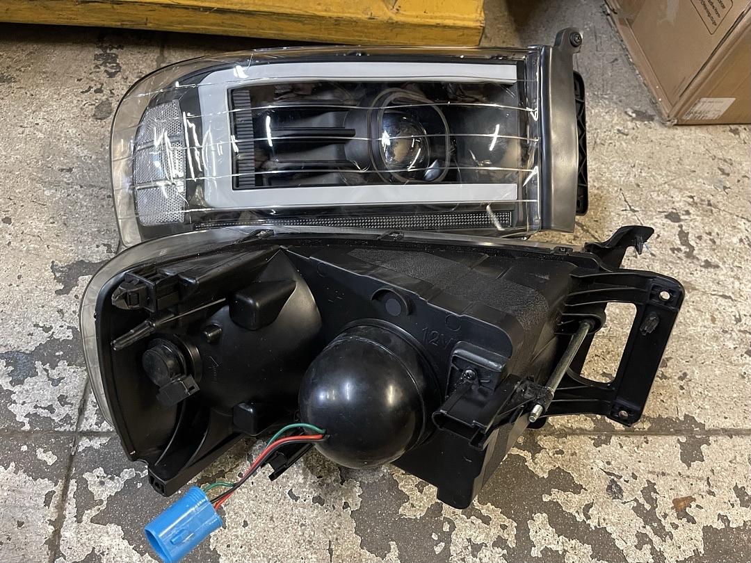 02-05 Dodge Ram LED headlights DRL Black housing / Headlights