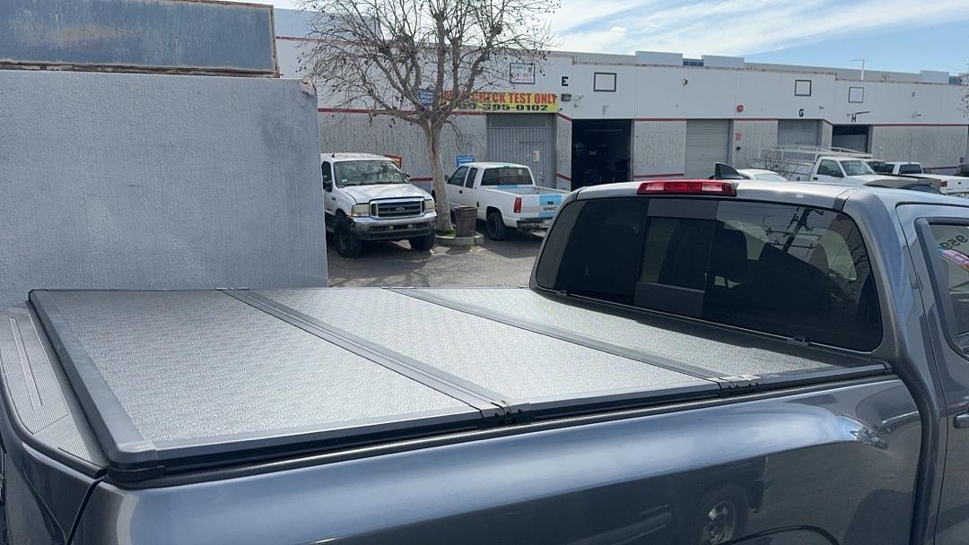 16-24 Toyota Tacoma 6Ft Hard Trifold Cover Tapaderas para Trokas