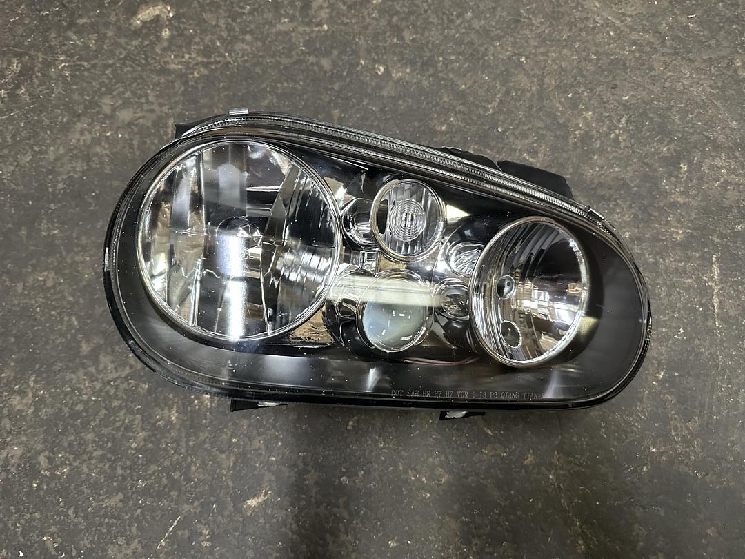 99-06 VolksWagen Golf / 99-02 Cabrio passenger side/ Right Side headlight black housing
