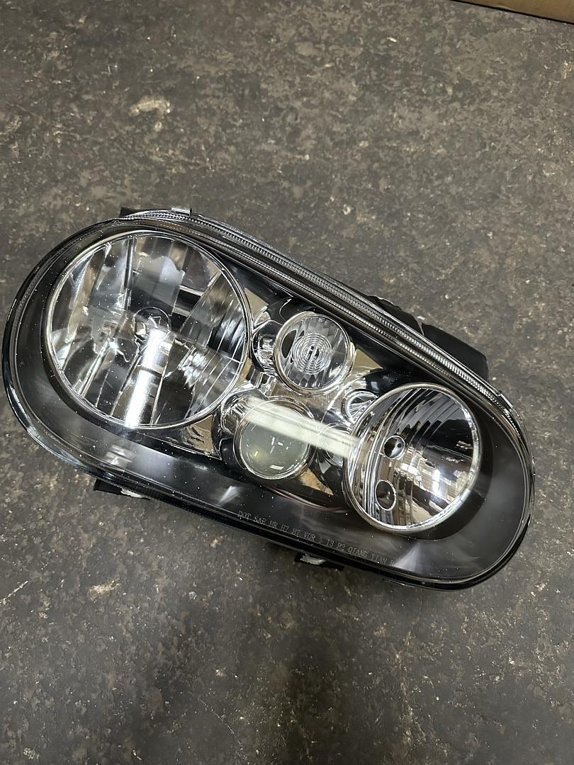 99-06 VolksWagen Golf / 99-02 Cabrio passenger side/ Right Side headlight black housing