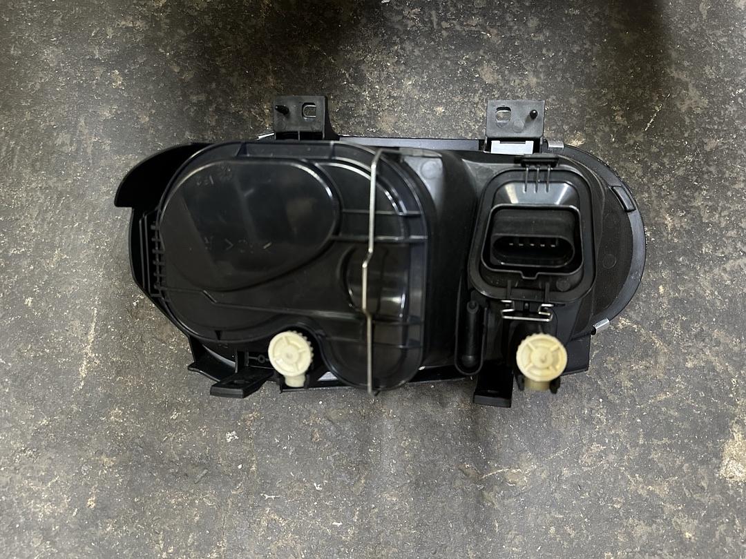 99-06 VolksWagen Golf / 99-02 Cabrio passenger side/ Right Side headlight black housing