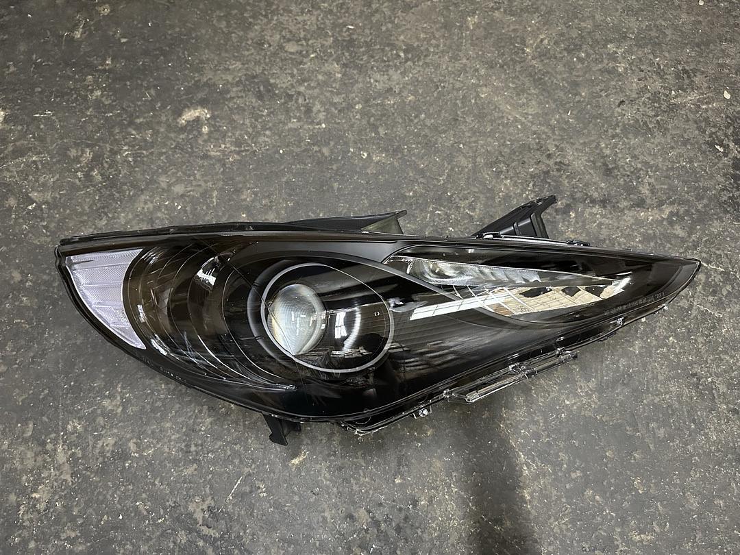 11-14 Hyundai Sonata Passenger Side/ Right Side Headlight Black Clear