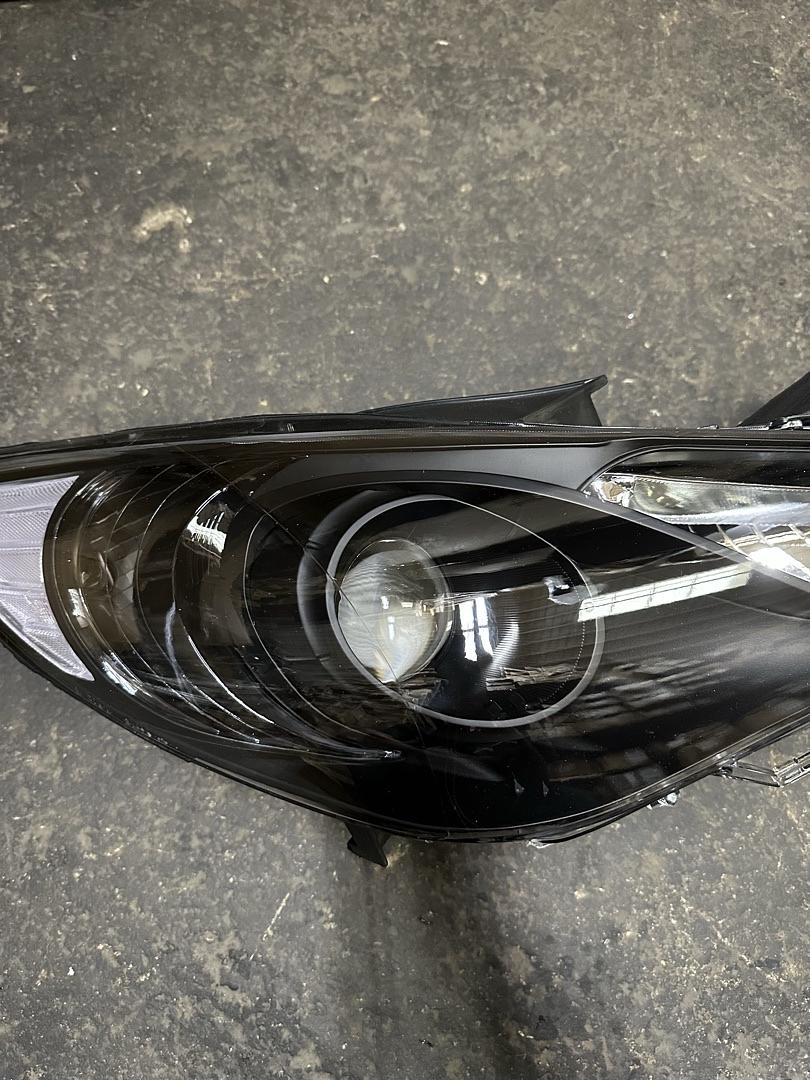 11-14 Hyundai Sonata Passenger Side/ Right Side Headlight Black Clear