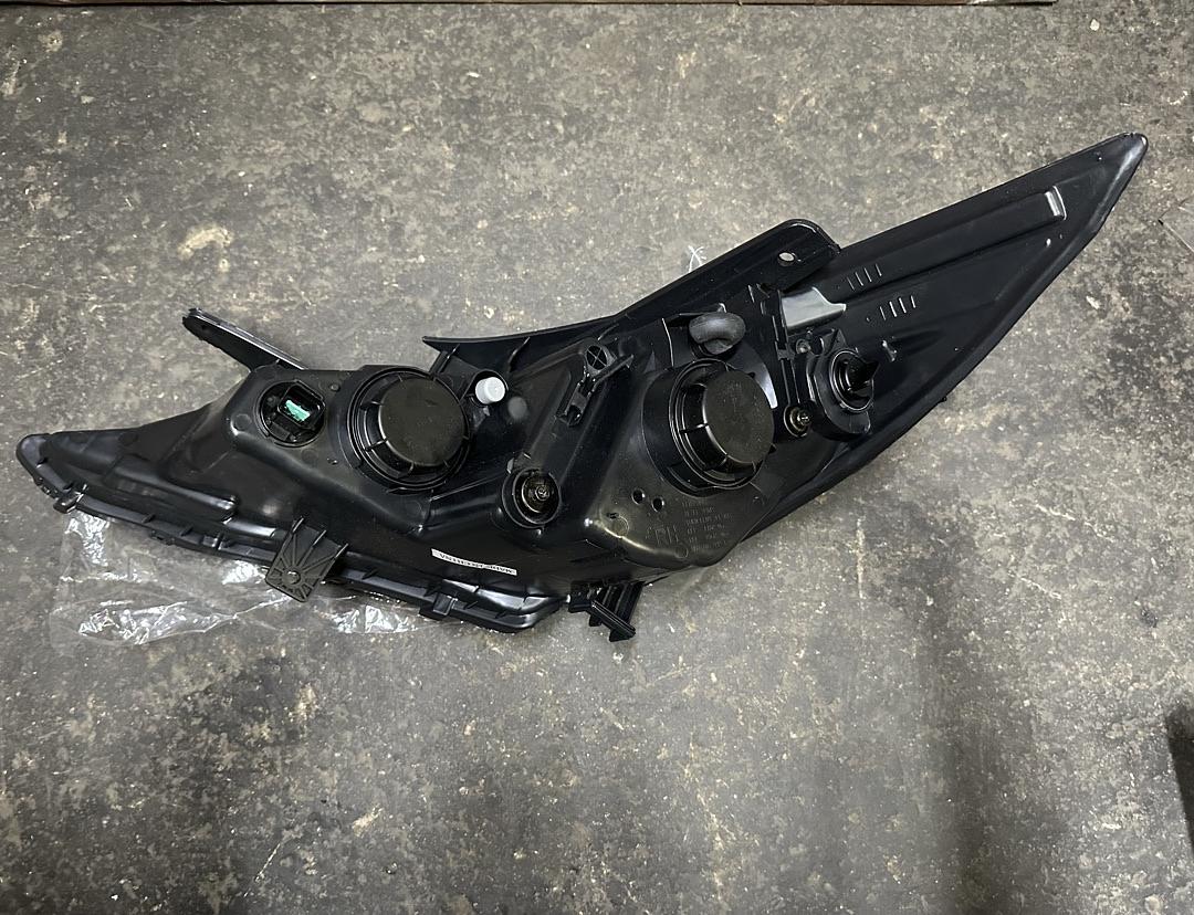 11-14 Hyundai Sonata Passenger Side/ Right Side Headlight Black Clear