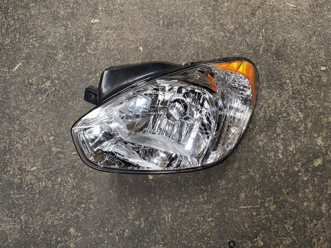 06-11 Hyundai Accent Left Driver Side Headlight