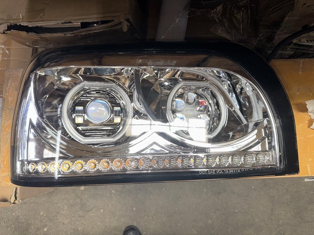 96-10 Freightliner Century Passenger Right Side Headlight