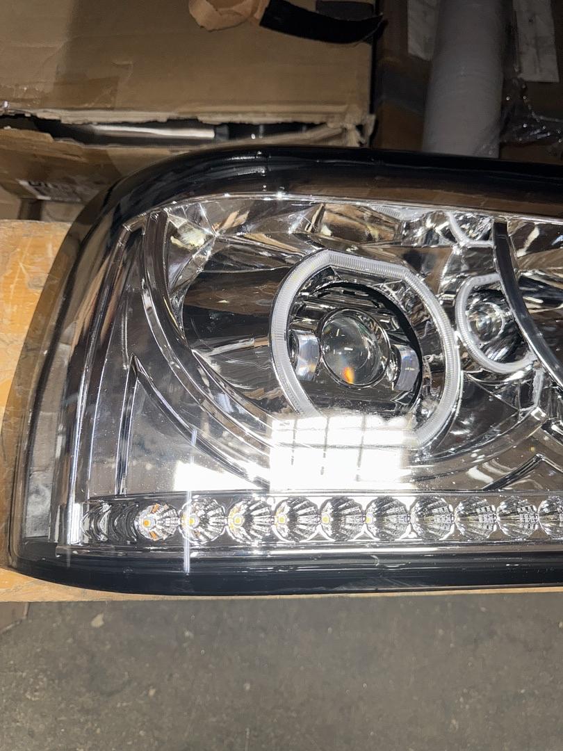 96-10 Freightliner Century Passenger Right Side Headlight