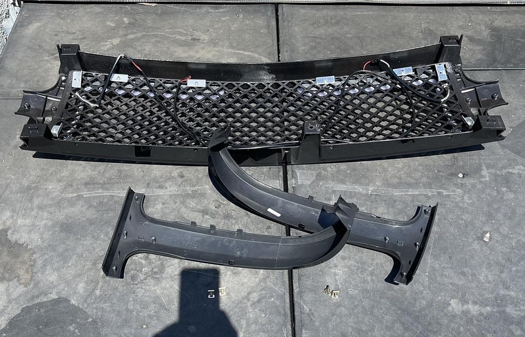 Chevy 99-02 Silverado / 00-06 Suburban - Tahoe Glossy Black LED DRL Diamond Mesh Grille