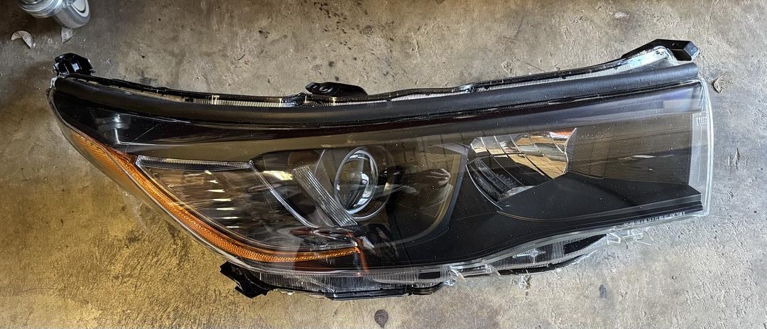 14 15 and 16 Toyota Highlander Right Side Headlight