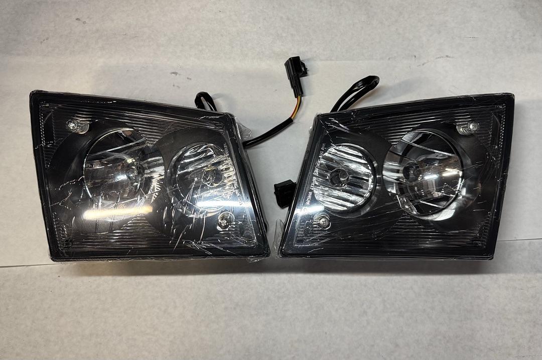 2003-2017 Volvo VN VNL 03-17 Volvo VN VNL Replacement Lamps Pair w/Wiring - Left And Right Side