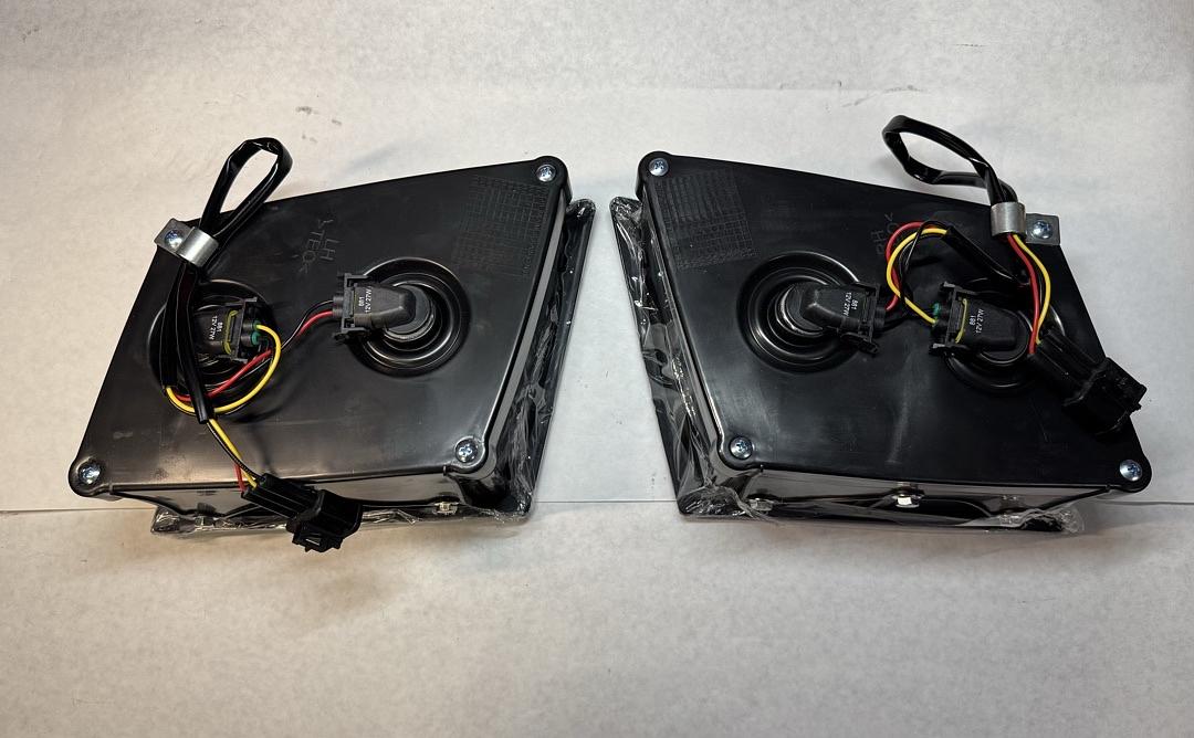 2003-2017 Volvo VN VNL 03-17 Volvo VN VNL Replacement Lamps Pair w/Wiring - Left And Right Side