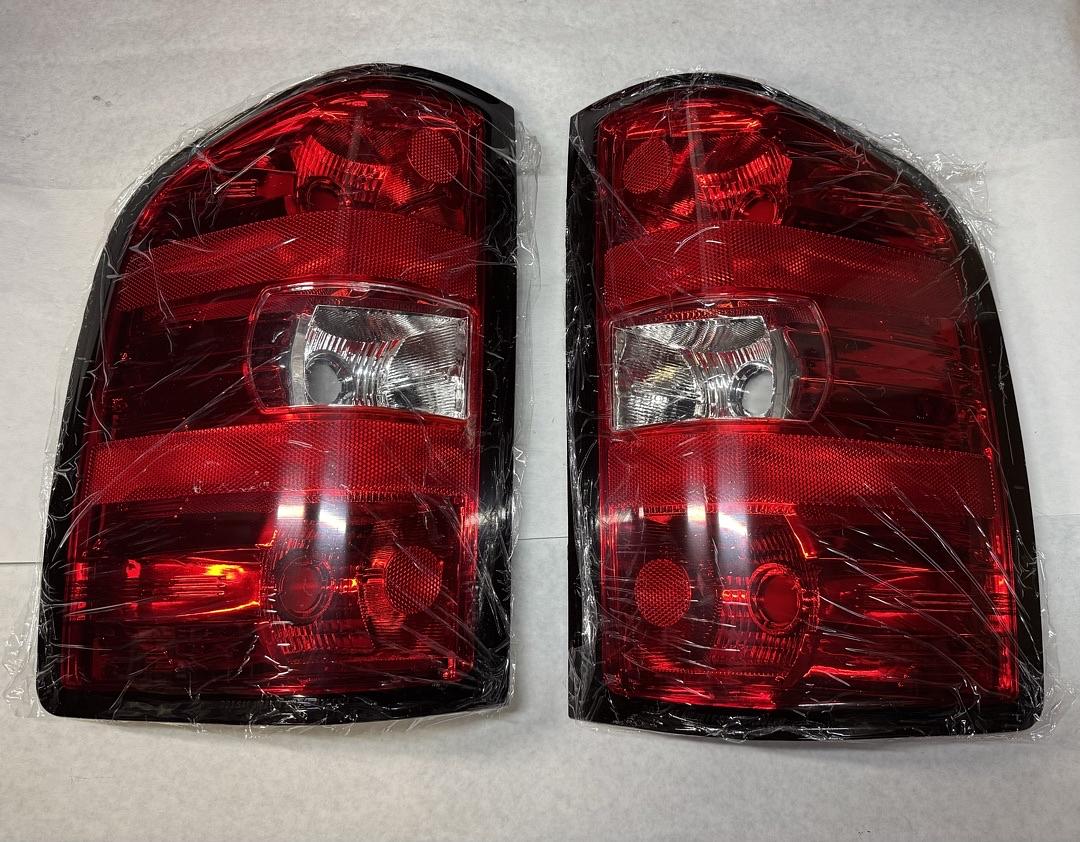 2007-2013 for Chevrolet Silverado 1500 2007-2014 for Chevrolet Silverado 2500 HD 2007-2014 for Chevrolet Silverado 3500 HD Tail Lamp Driver and Passenger Side