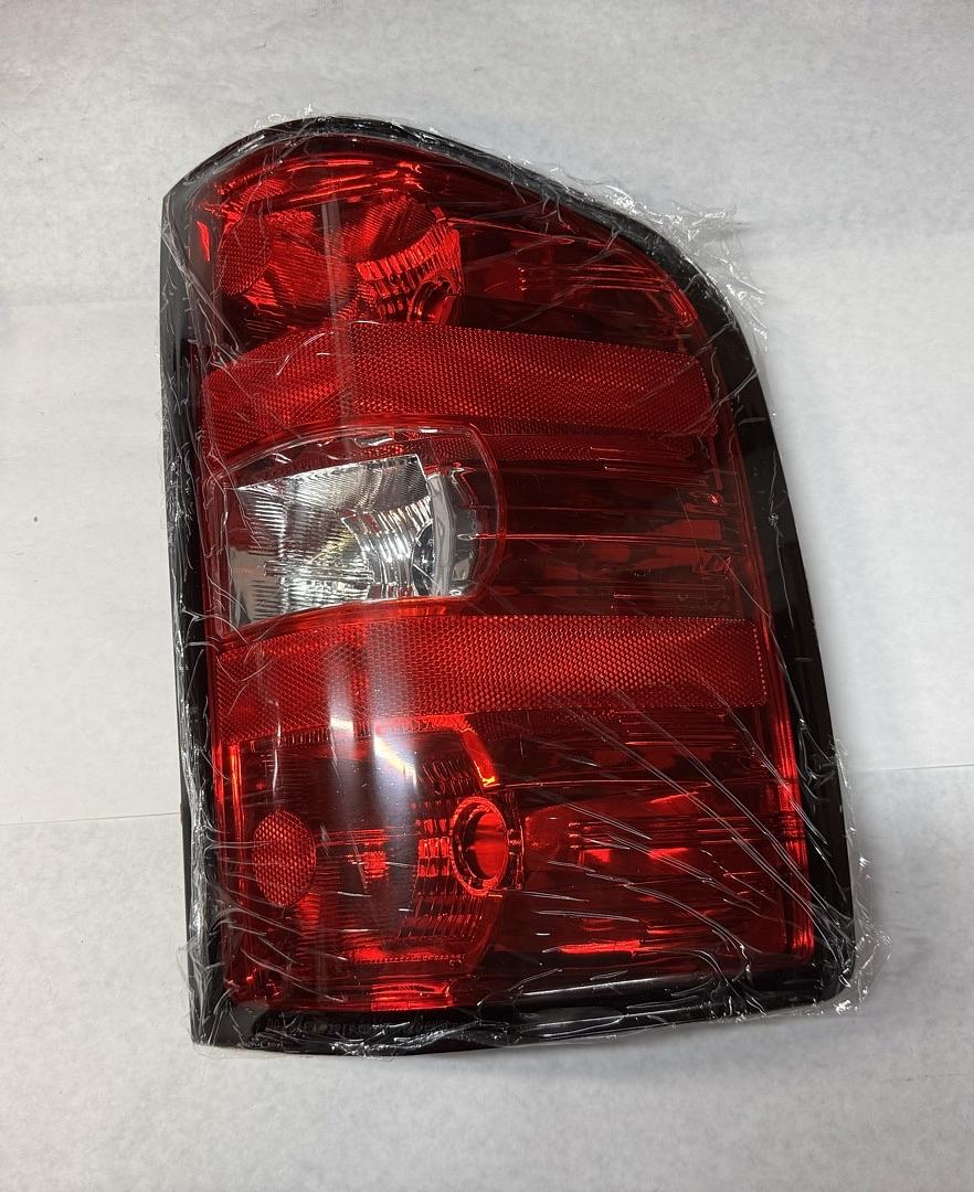2007-2013 for Chevrolet Silverado 1500 2007-2014 for Chevrolet Silverado 2500 HD 2007-2014 for Chevrolet Silverado 3500 HD Tail Lamp Driver and Passenger Side