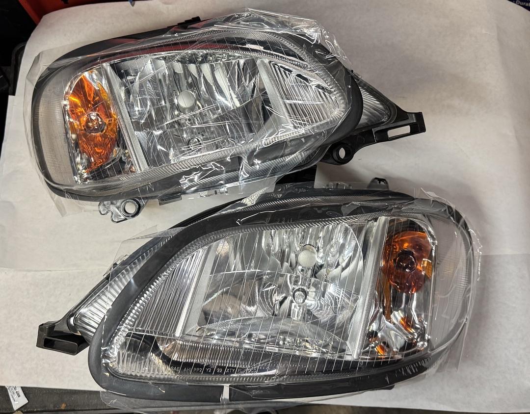 Left Driver And Right Passenger Side Headlights Halogen Headlamps For 2003-2018 Freightliner M2 106 112 AU651039000 33G1101LAS