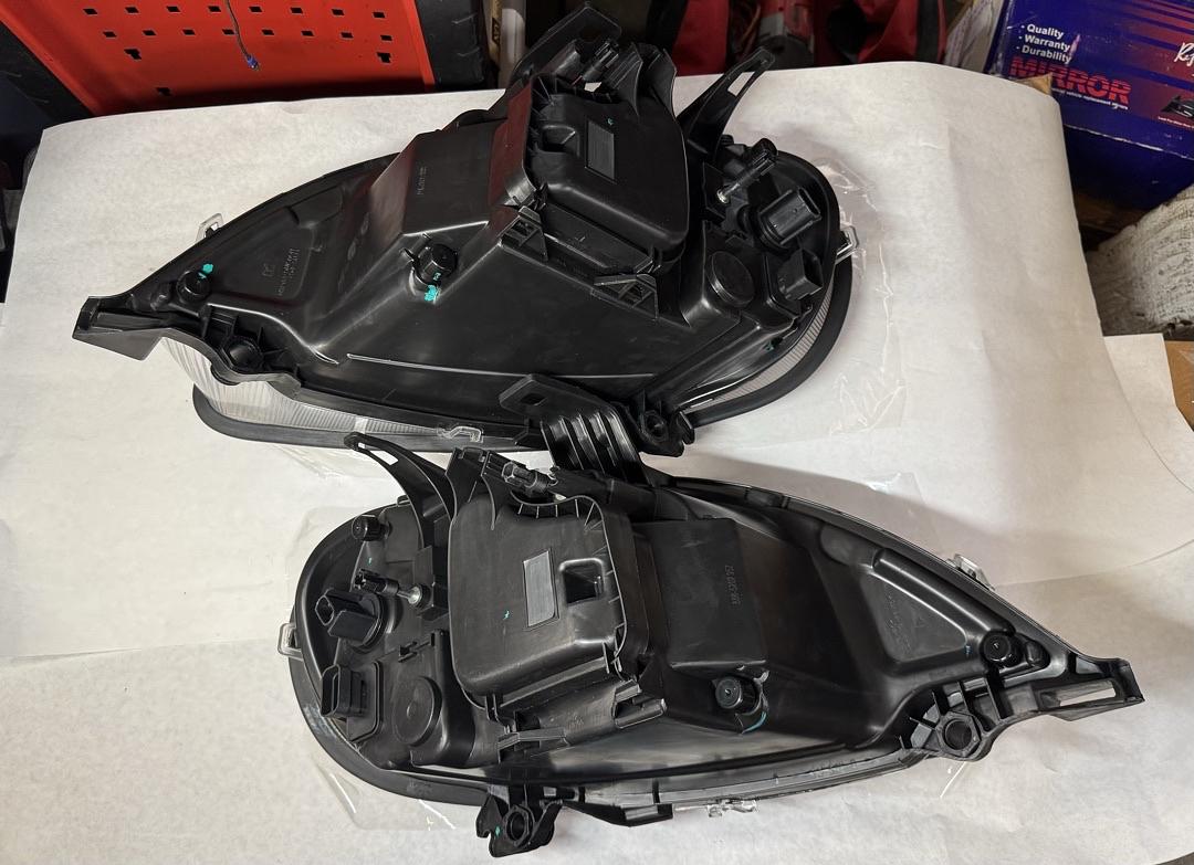 Left Driver And Right Passenger Side Headlights Halogen Headlamps For 2003-2018 Freightliner M2 106 112 AU651039000 33G1101LAS