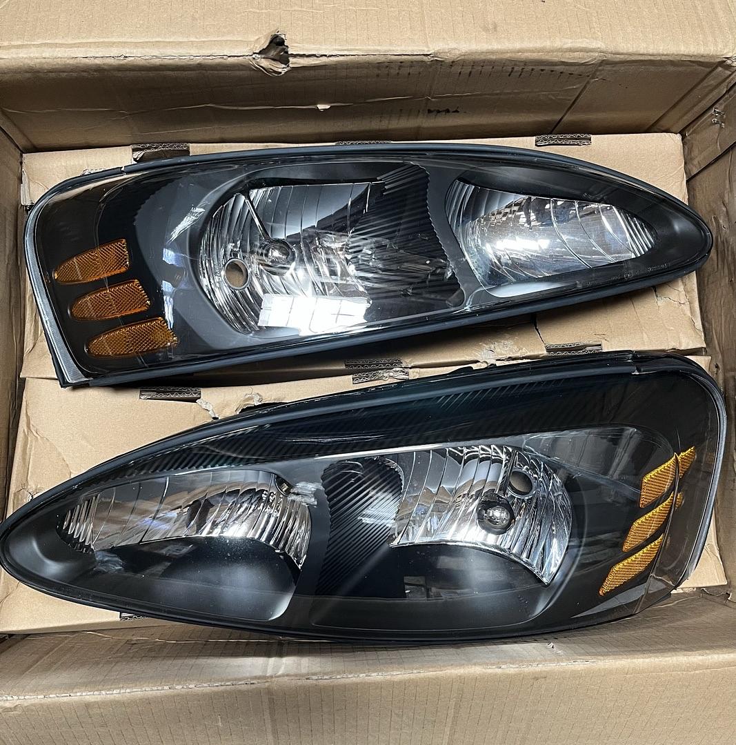 (As is) HL-OH-PGPR04-BK-AM Pontiac Grand Prix Black Housing Headlights for 2004 to 2008