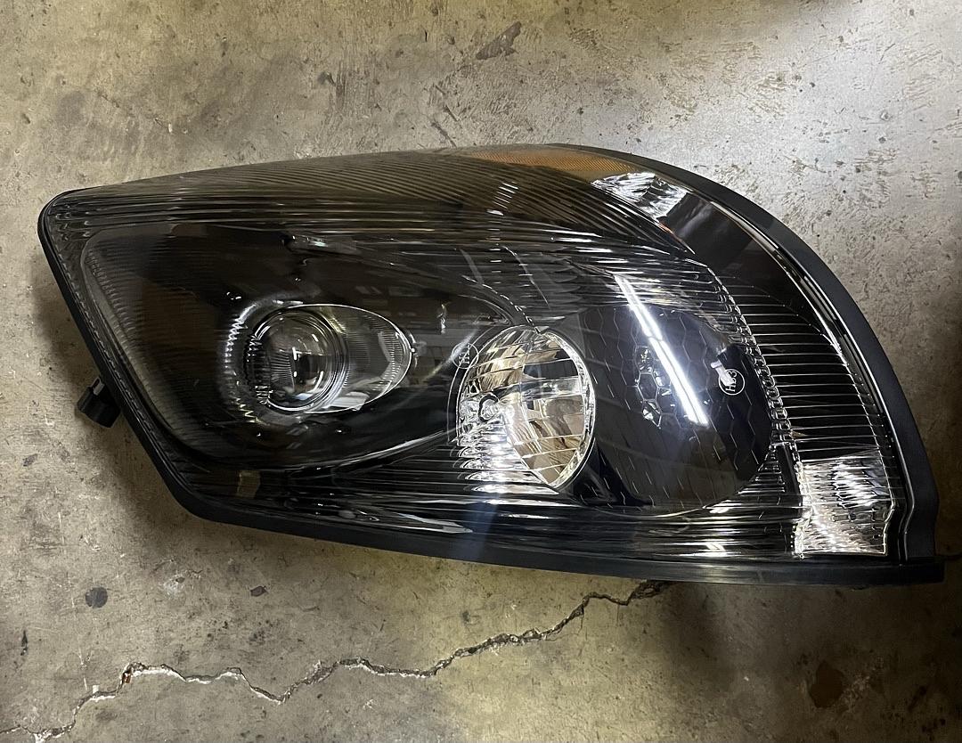 04-17 Volvo VNL (Left Side) Headlight
