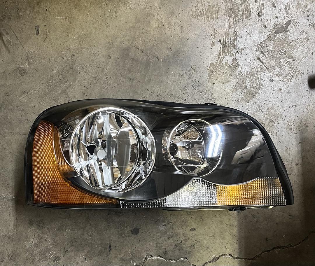 03-14 Volvo XC90 (Right Side) Headlight