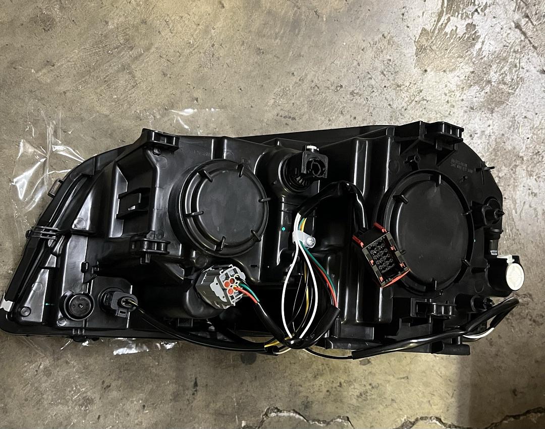 03-14 Volvo XC90 (Right Side) Headlight