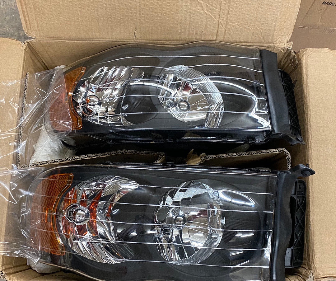 02-06 Dodge Ram 1500 03-06 Ram 2500 3500 black housing with amber and clear headlights