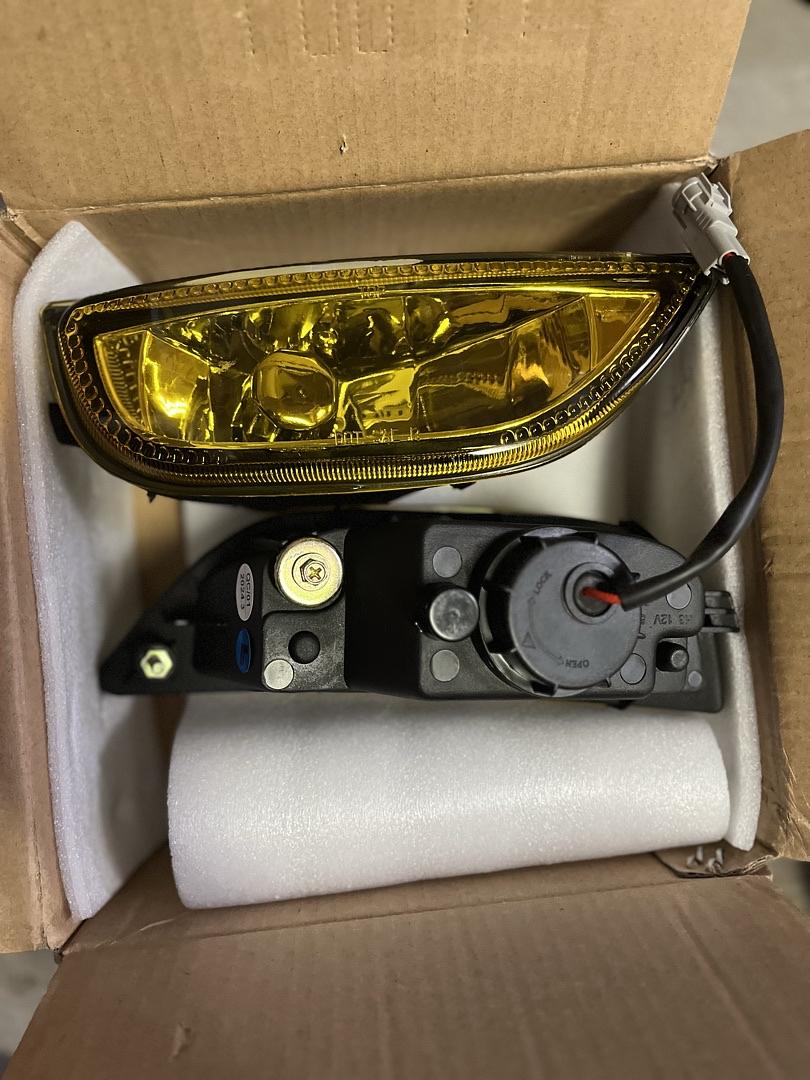 2001 to 2002 Toyota Corolla Amber Fog Lights Luces de Neblina Amarilla