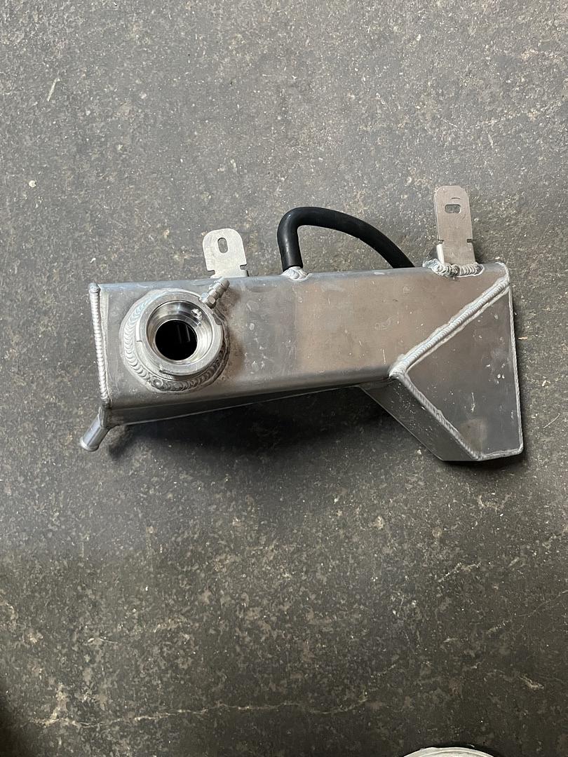 Used TANK-COL-005 Aluminum Coolant Expansion Overflow Tank [Compatible with 11-14 Chrysler 300 / 11-14 Charger / Challenger]