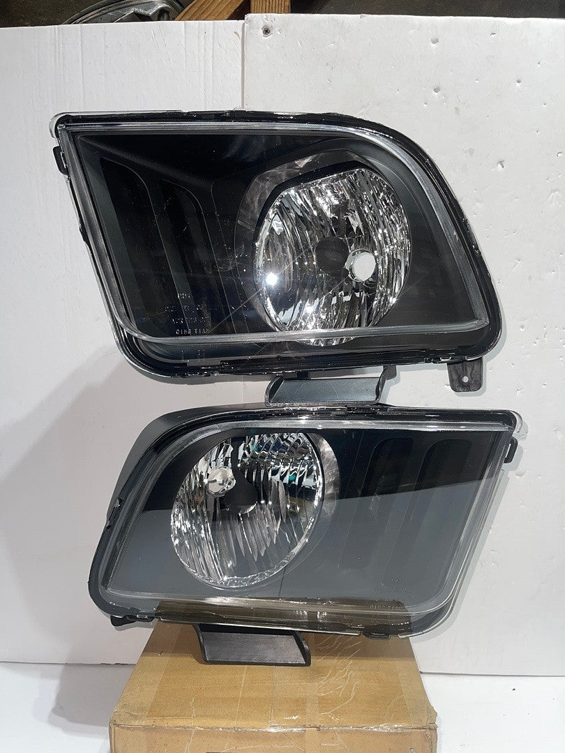 New HL-OH-FM05-BK-CL1 Ford Mustang Black Housing Headlights For 2005 To 2009