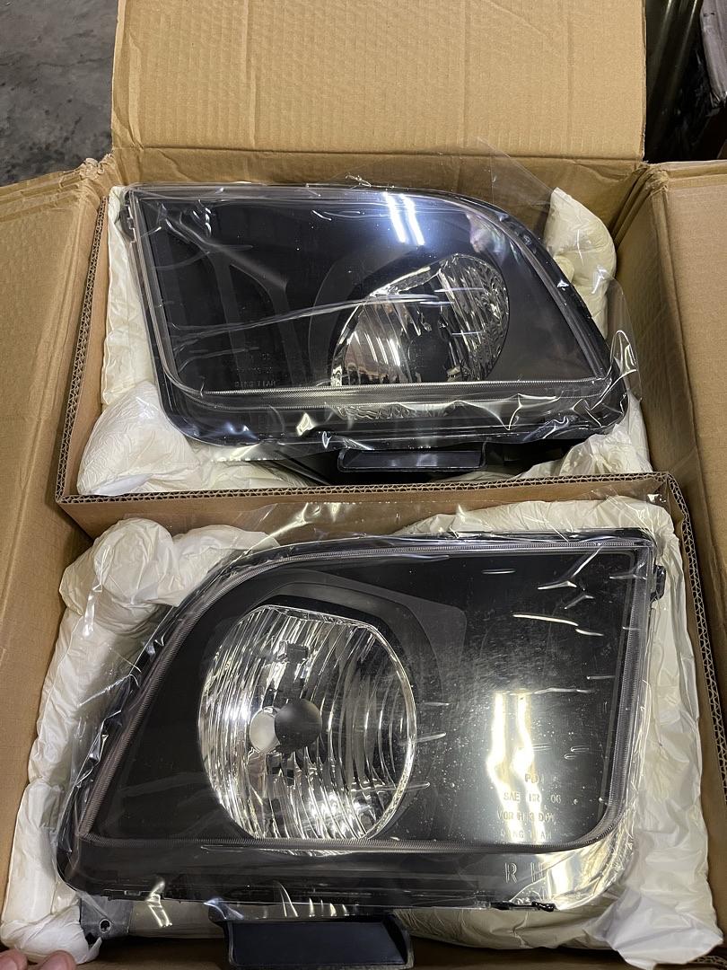 New HL-OH-FM05-BK-CL1 Ford Mustang Black Housing Headlights For 2005 To 2009
