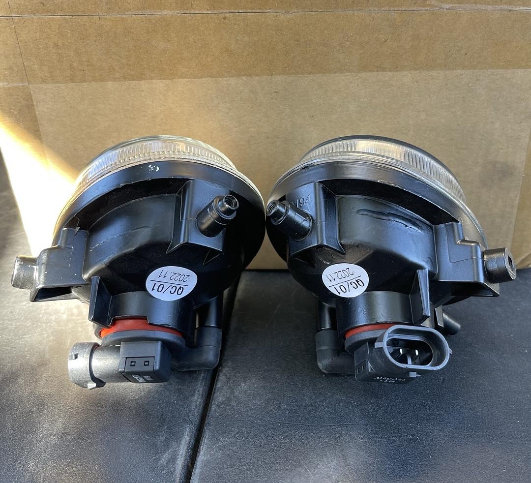 . 04-16 Mazda 3 06-10 Mazda 5 Clear Lens Fog Lights - W/Light Bulb.