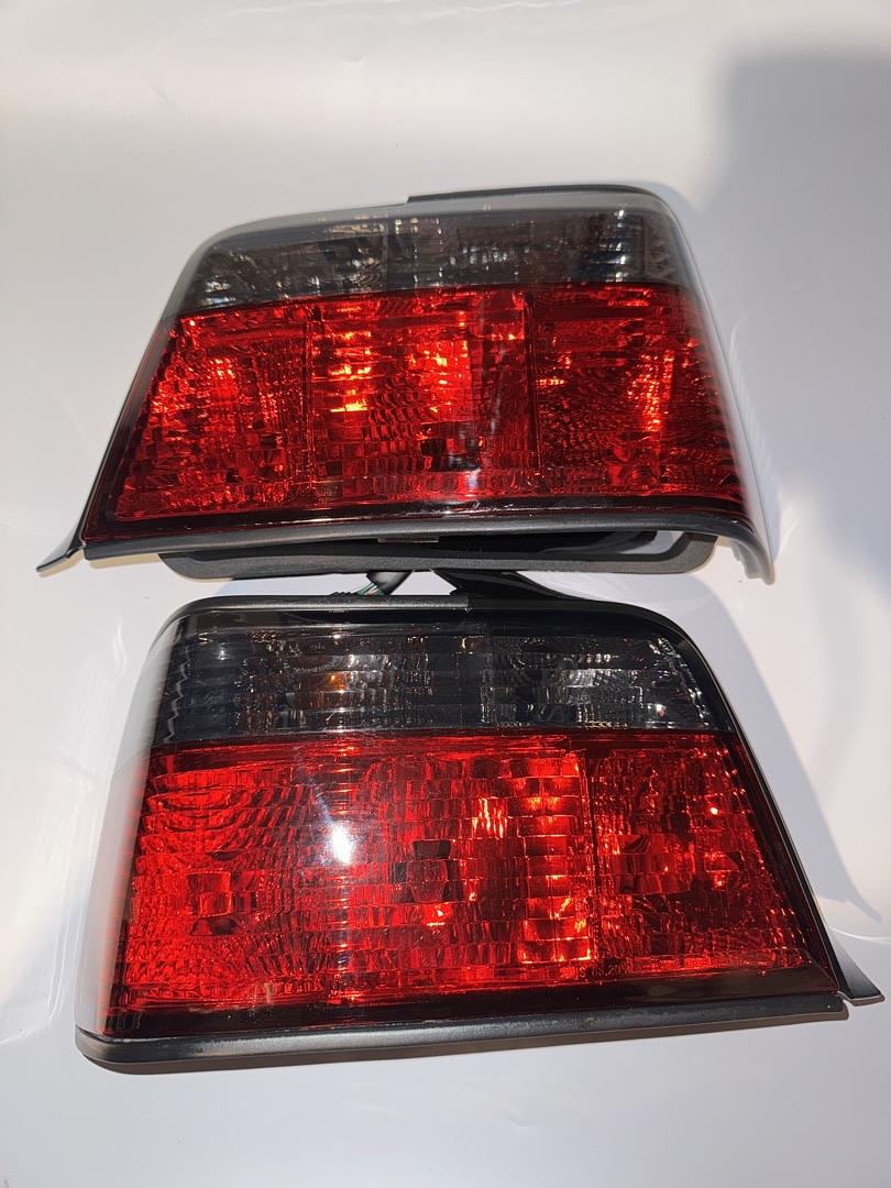 92-96 BMW 318i Sedan 92-95 320i 97-98 323i 92-98 325i 97-98 M3 Sedan Taillights