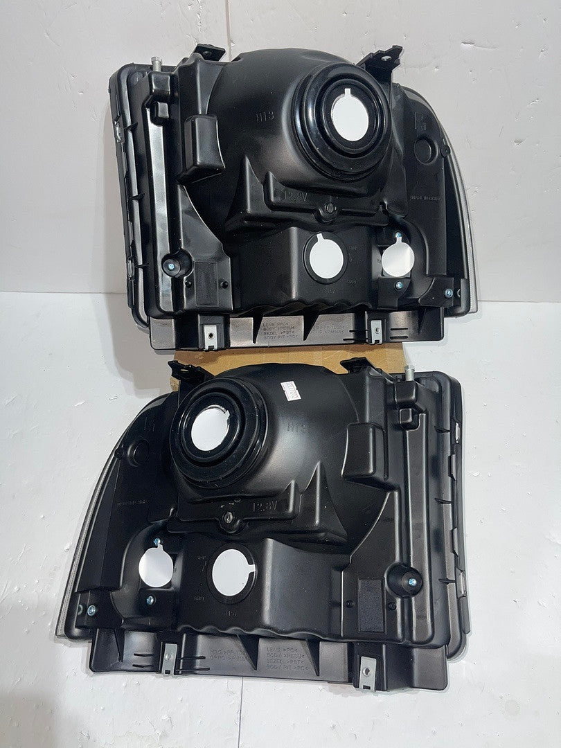 . Headlights. Ford F-250 / F-550 Super Duty Headlights For 2005 To 2007