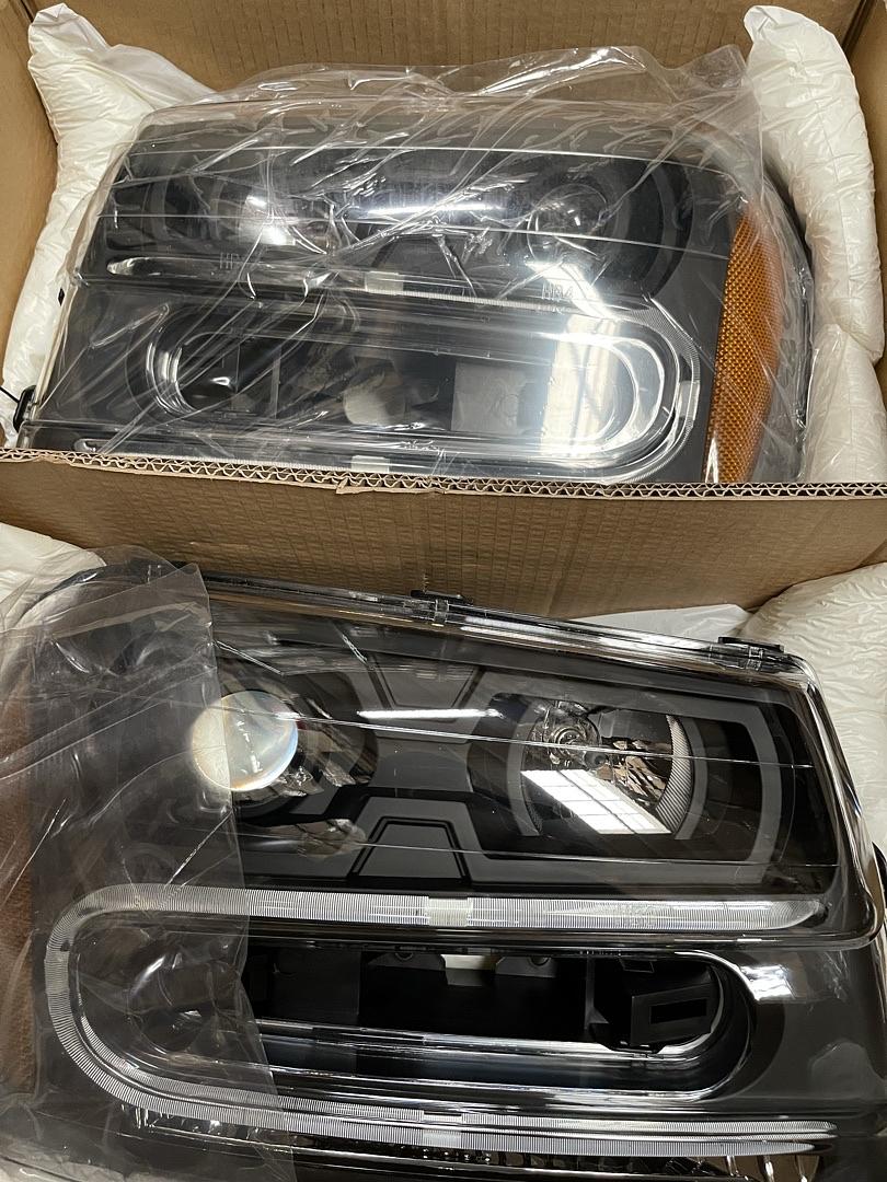 02-09 chevy trailblazer Headlight Assembly Driver and Passenger Side,Black amber