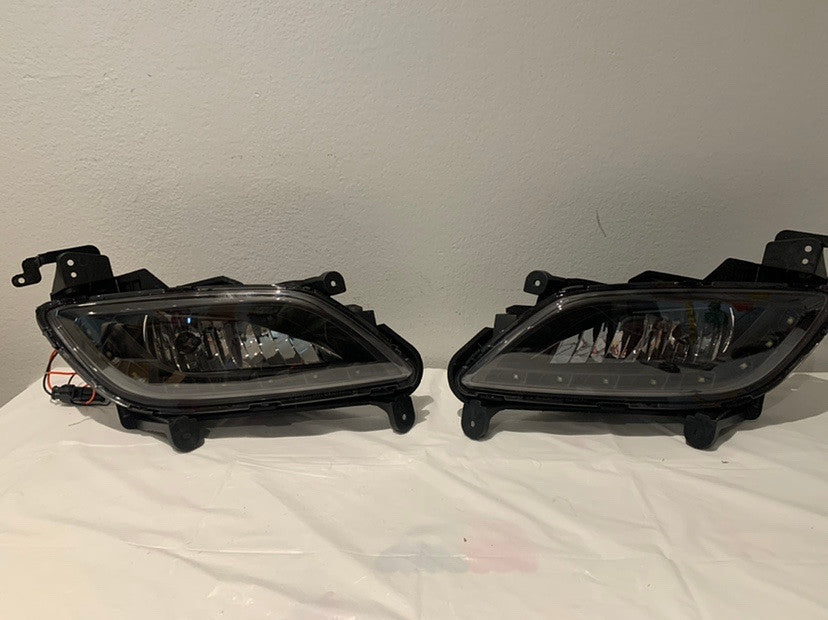 12-16 Hyundai Veloster Pair of Bumper Driving Fog Lights w/White LED DRL (Black Housing. Does not fit turbo model