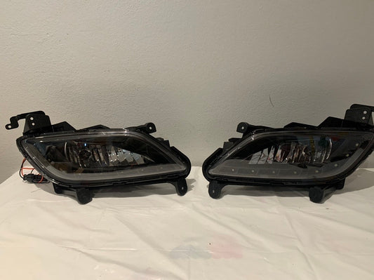 12-16 Hyundai Veloster Pair of Bumper Driving Fog Lights w/White LED DRL (Black Housing. Does not fit turbo model