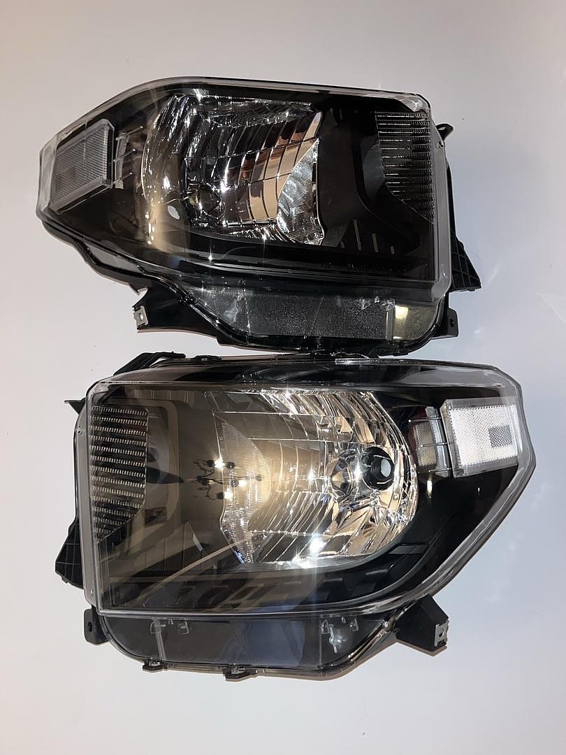 14-17 Toyota Tundra Black housing with clear reflector headlights
