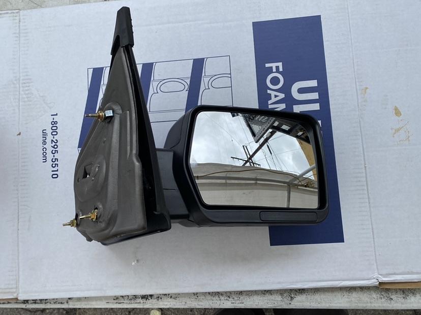 TWM -019 -T222-BK-R 04-14 Ford F-150 black manual folding towing mirror