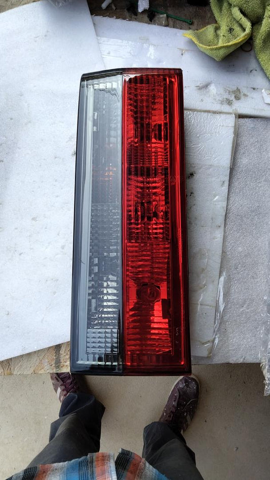 . Ensamblaje de Faros traseros del lado del Conductor y pasajero,