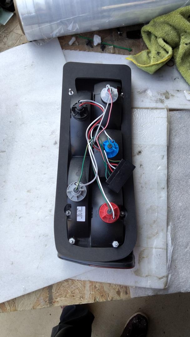 . Ensamblaje de Faros traseros del lado del Conductor y pasajero,