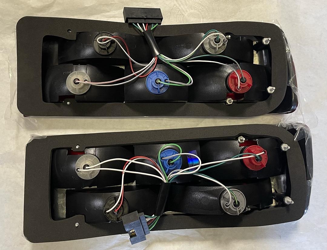 . Ensamblaje de Faros traseros del lado del Conductor y pasajero,