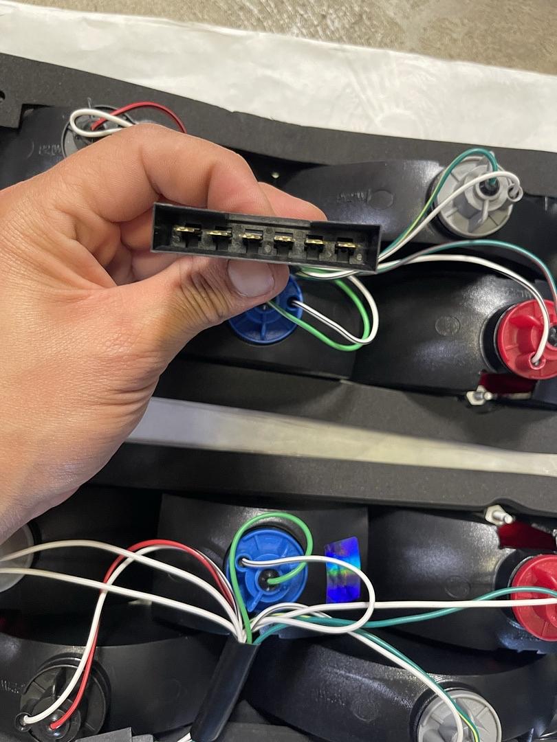 . Ensamblaje de Faros traseros del lado del Conductor y pasajero,