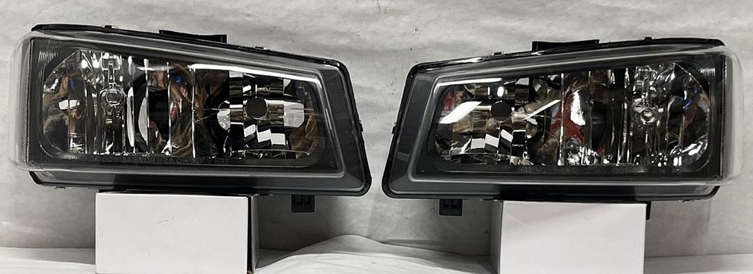 (Incomplete) HL-OH-CS03-4P-BK-CL1 Chevy Silverado / Avalanche Black Housing Headlights For 2003 To 2006