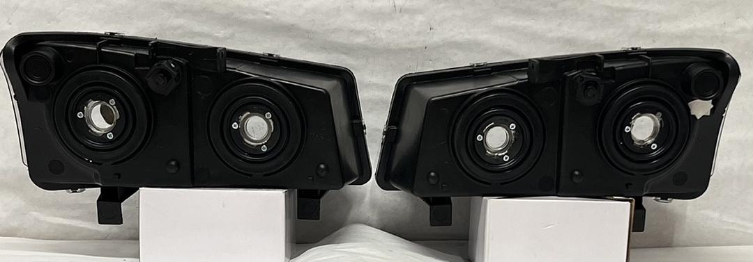 (Incomplete) HL-OH-CS03-4P-BK-CL1 Chevy Silverado / Avalanche Black Housing Headlights For 2003 To 2006