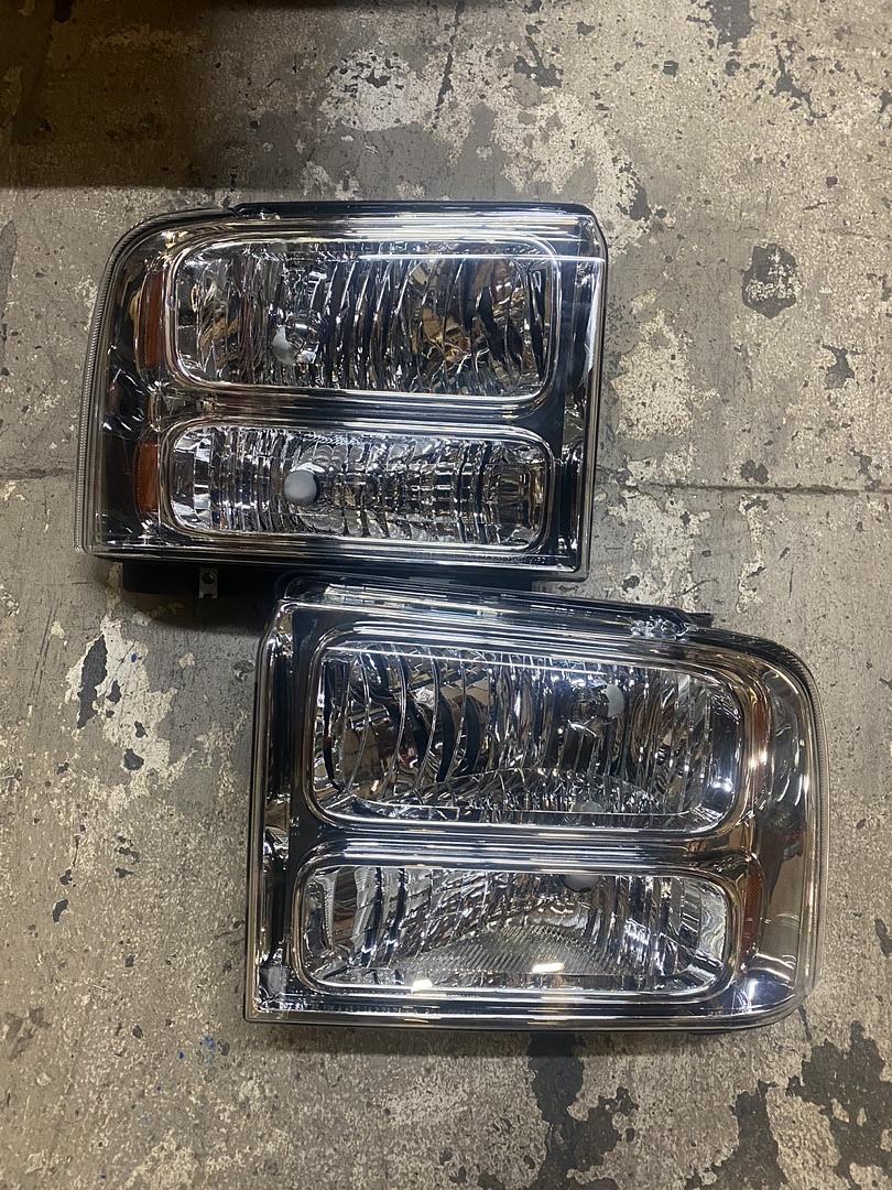 Headlights. Ford F-250 / F-550 Super Duty Headlights For 2005 To 2007