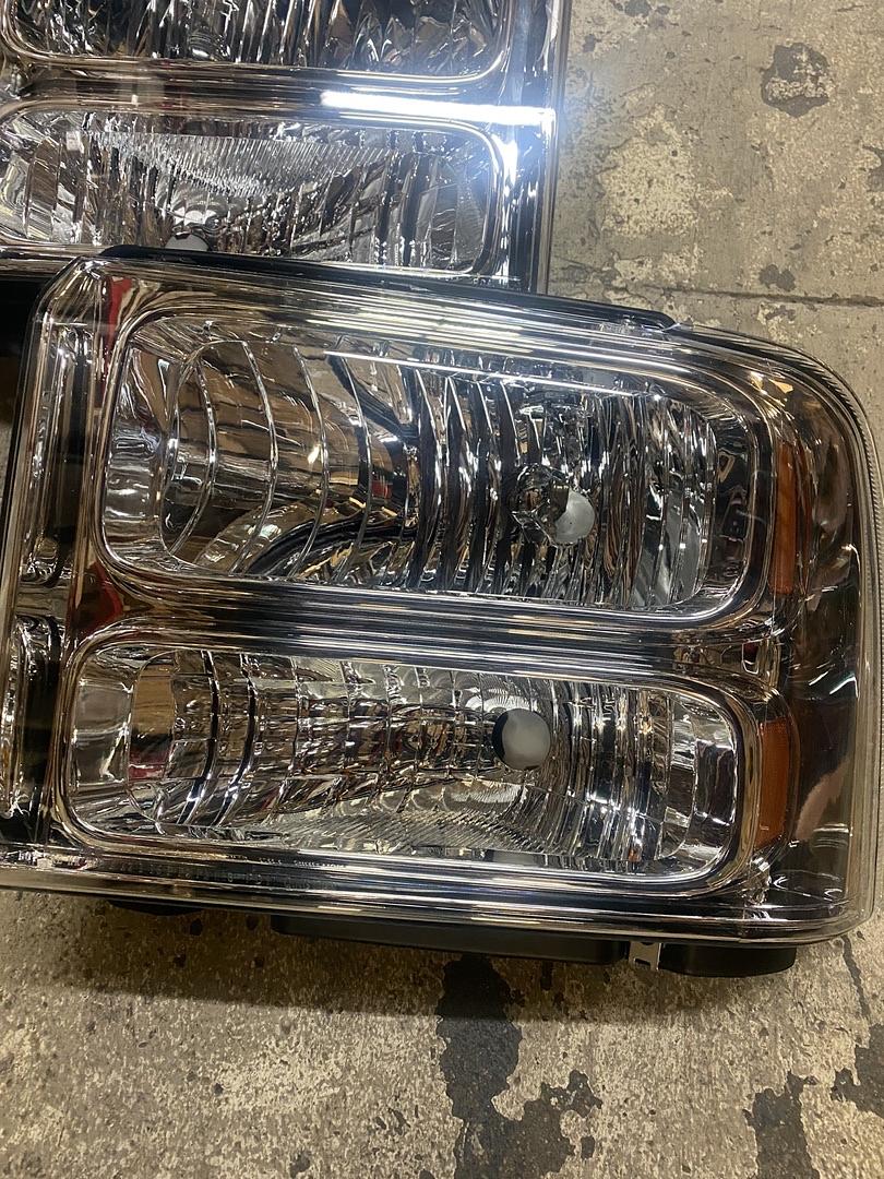 Headlights. Ford F-250 / F-550 Super Duty Headlights For 2005 To 2007